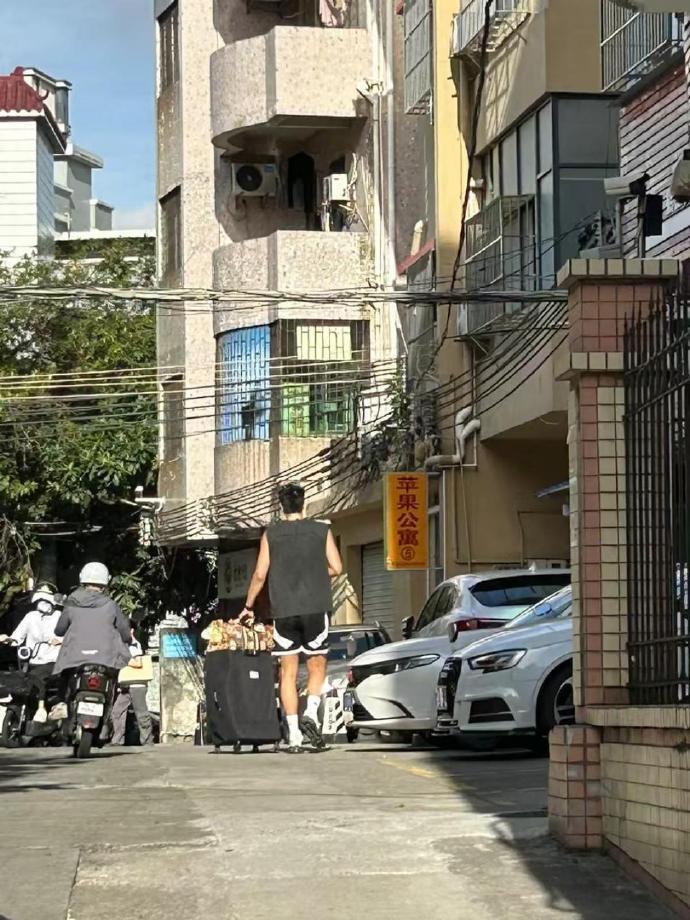 v体育-媒体人晒焦泊乔到广东男篮报到照片，一个人提行李身高瞩目