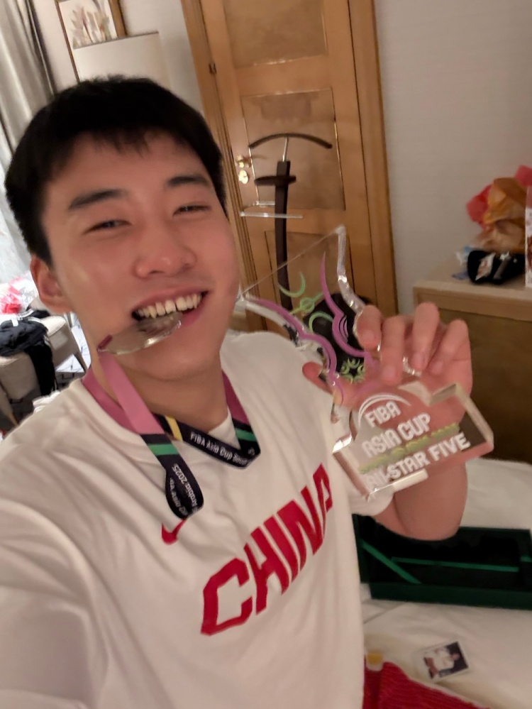 王俊杰微博分享亚洲杯精彩瞬间，笑容洋溢充实假期记录