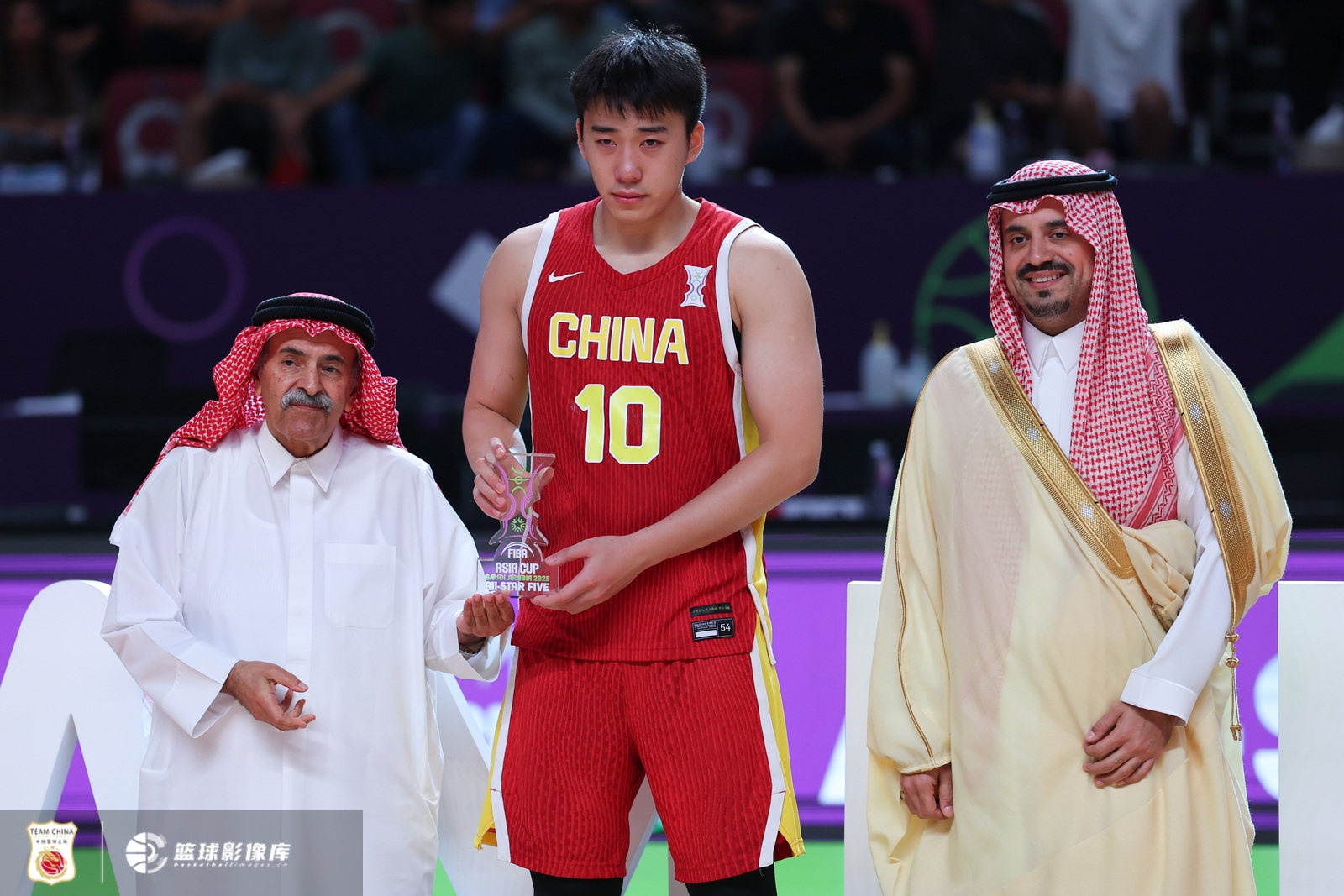王俊杰微博分享亚洲杯精彩瞬间，笑容洋溢充实假期记录