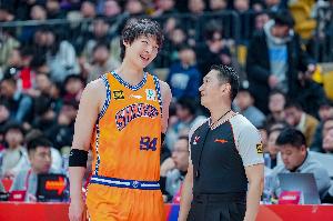 v站体育-打得可以！王哲林半场9中4拿12分6前场板 3次犯规需注意